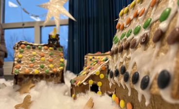 et pepperkakehus på et bord