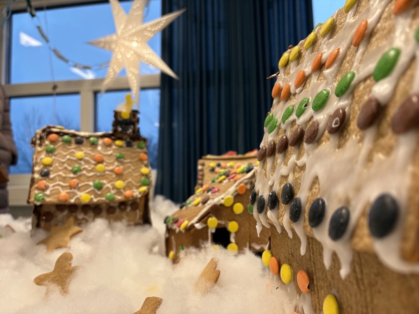 et pepperkakehus på et bord