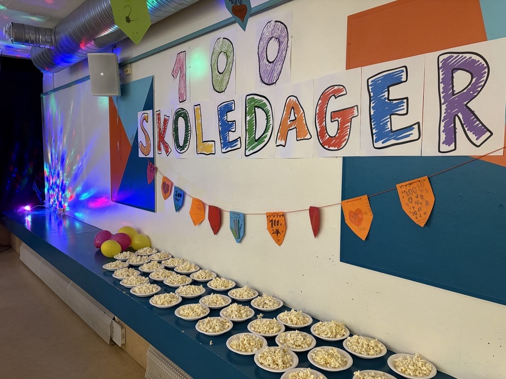 En vegg med et skilt og godteri