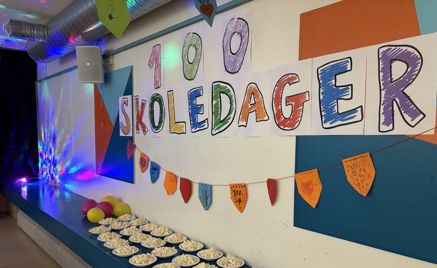 En vegg med et skilt og godteri En vegg med et skilt og godteri