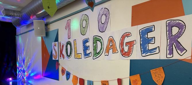 En vegg med et skilt og godteri En vegg med et skilt og godteri