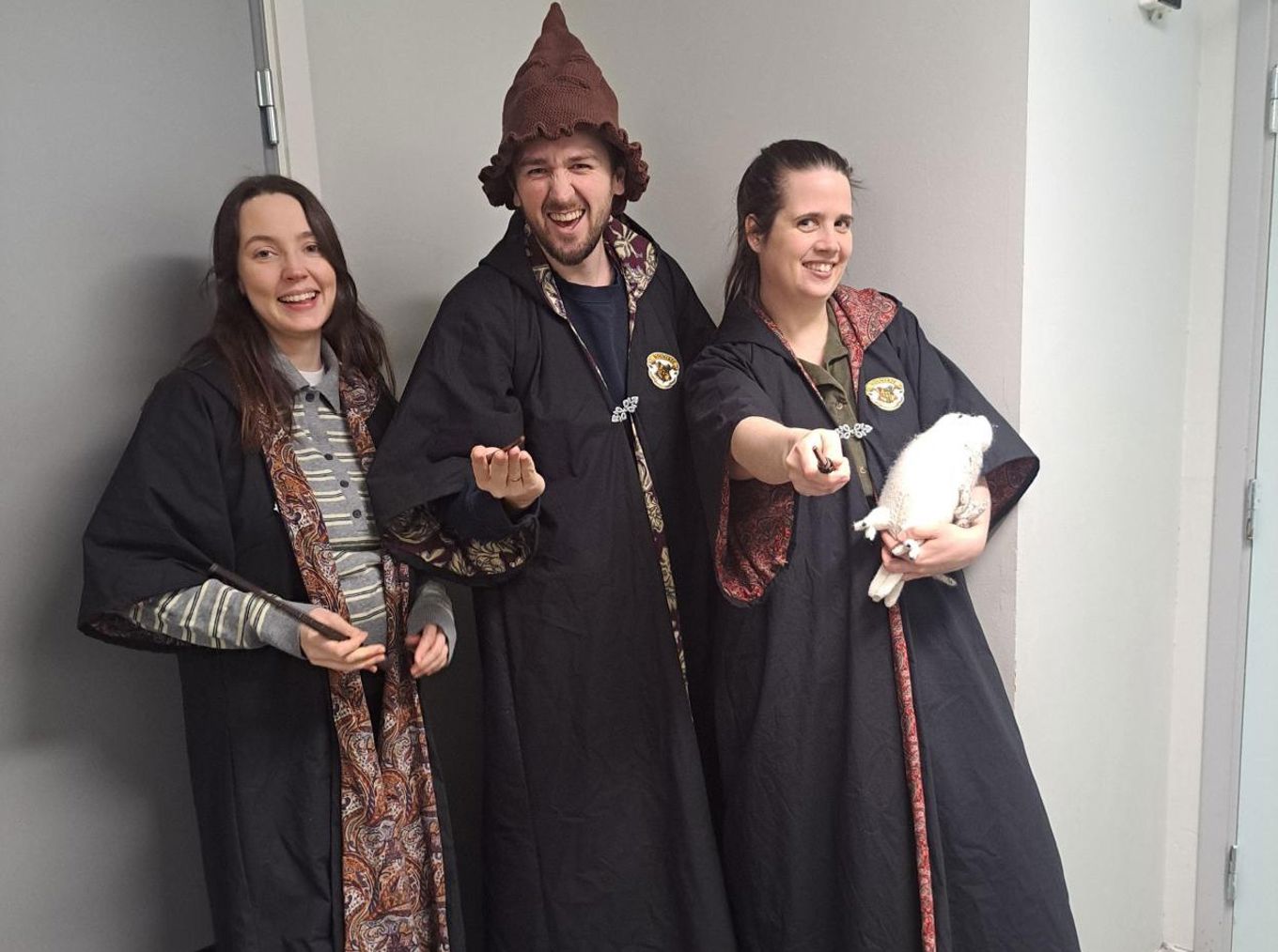 En gruppe mennesker i klær