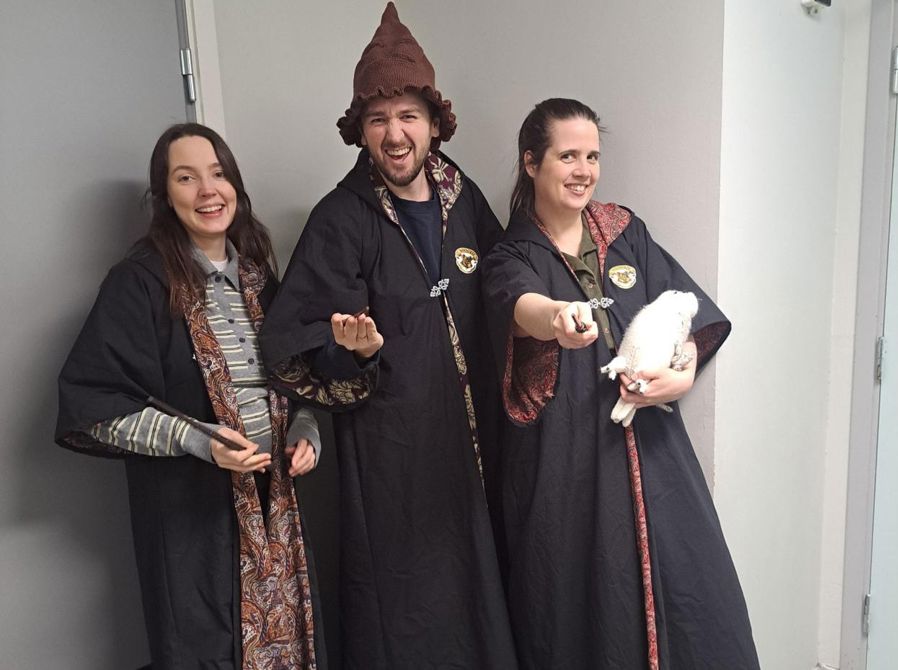 En gruppe mennesker i klær