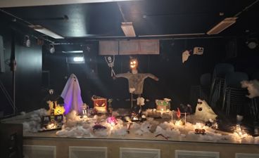 en gruppe lekefigurer på en scene