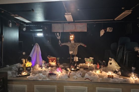 en gruppe lekefigurer på en scene