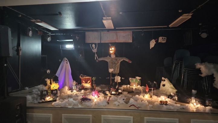 en gruppe lekefigurer på en scene