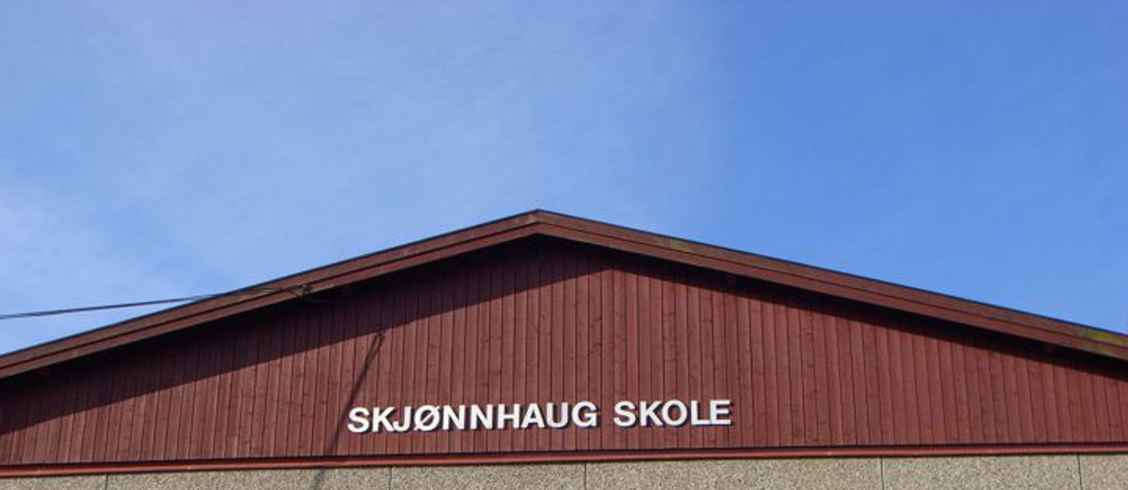 en bygning med et skilt på en bygning med et skilt på