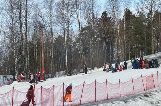 En gruppe mennesker i en skibakke