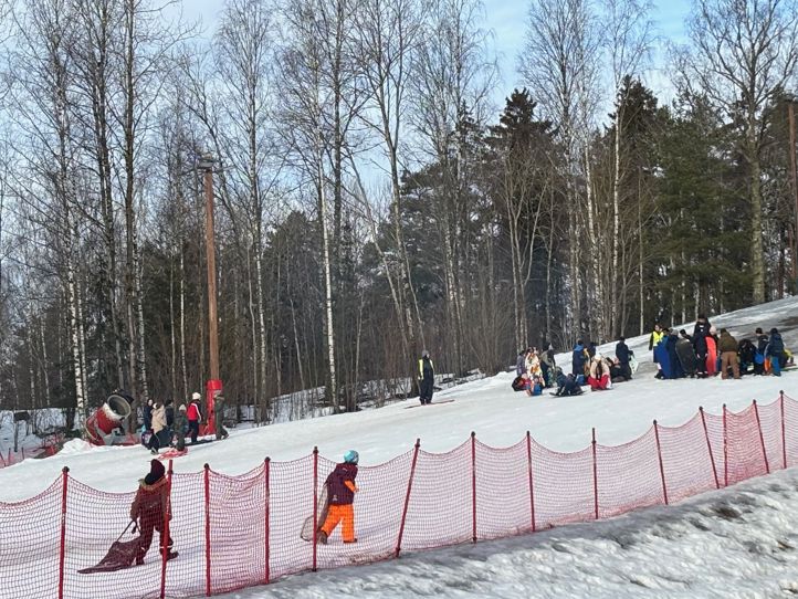 En gruppe mennesker i en skibakke